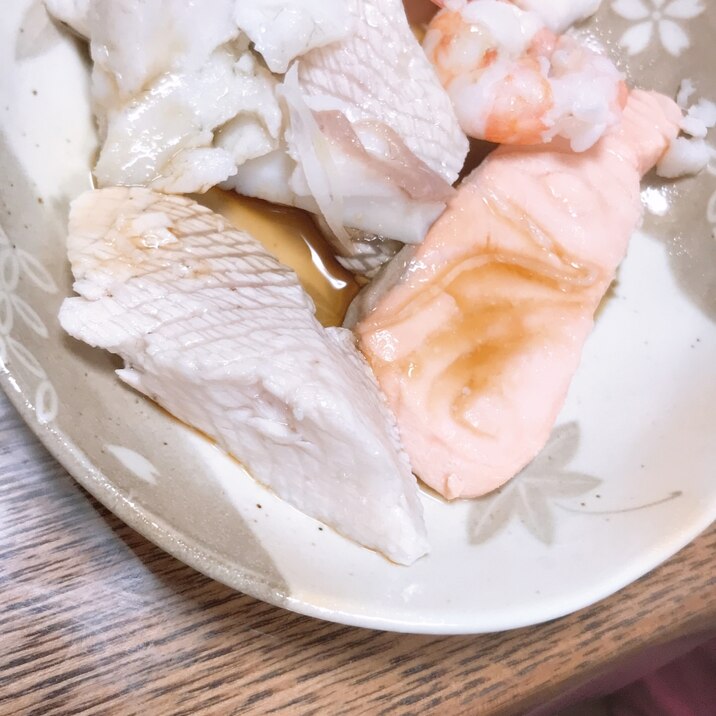 刺身用魚で茹で魚醤油がけ